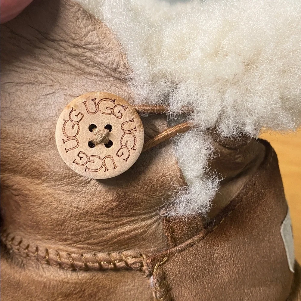 Ugg Boots Short Bailey Button Sheepskin Suede Kids Size 10